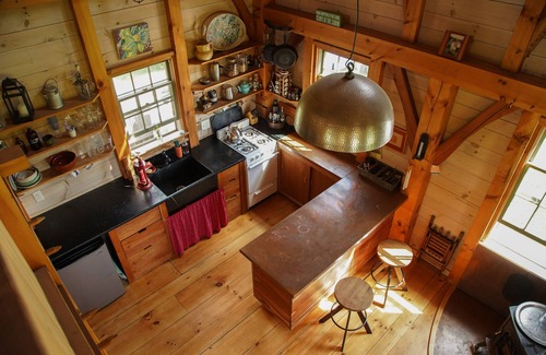 Jefferson Cabin | Nature-lover's playground: 125-acre sanctuary with off-grid cabin