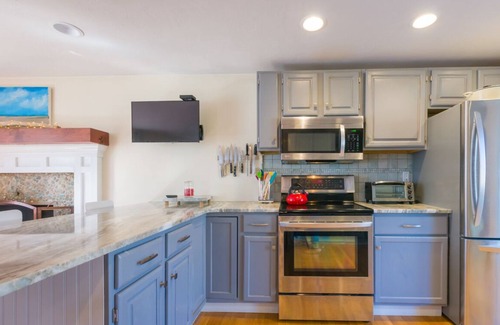 Mashpee House | Nature Lover's Pondside Getaway