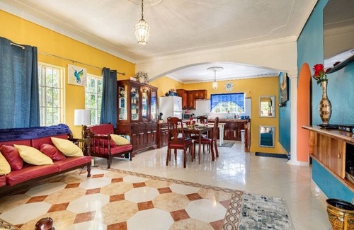 Stewart Town Villa | Nature lovers getaway w/AC,Wifi,King beds,jacuzzi
