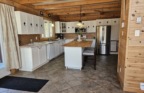 Val-des-Monts House | Nature lover’s retreat in the forest. Near hiking, skiing, swimming, etcn
