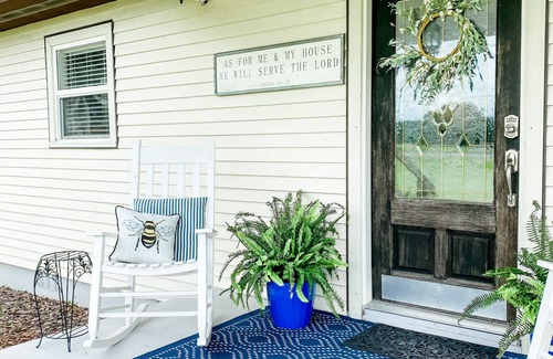 Boys Ranch House | Nature + Music + Town - Cozy Farmhouse Retreat