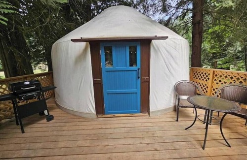 Upper Squamish House | Nature Nook Yurt - Blue Door