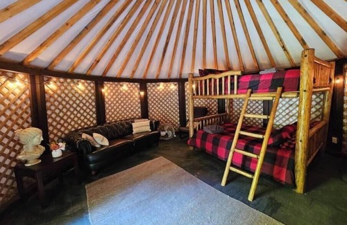 Upper Squamish House | Nature Nook Yurt - Green Door