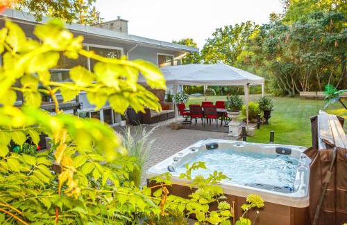 Hamilton House | Nature Oasis Bar Room