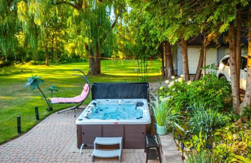 Hamilton House | Nature Oasis Bar Room