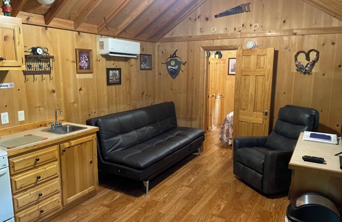 South Bloomingville Cabin | Nature Retreat