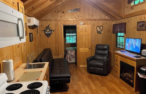 South Bloomingville Cabin | Nature Retreat