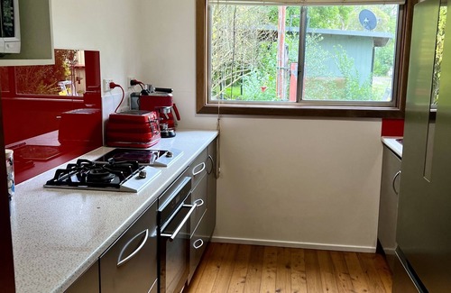 Falls Creek Cottage | Nature retreat : 10m to Huskisson & beaches