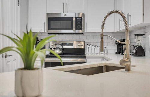 Southside Condo | Nature Retreat: Your Gateway to Tranquility in Jax, 1mi to St Johns Town Center