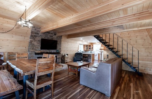 Meadow View Heights Cabin | Nature's Charm