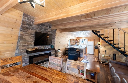 Meadow View Heights Cabin | Nature's Charm