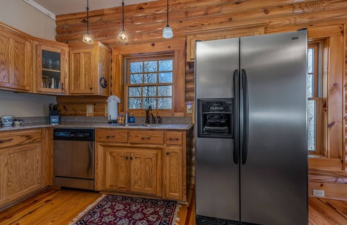 Lynn House | Nature's Den | Pet-Friendly, Mountaintop Cabin in Columbus