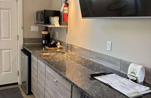 Keewatin Hotel | Nature's Inn Kenora