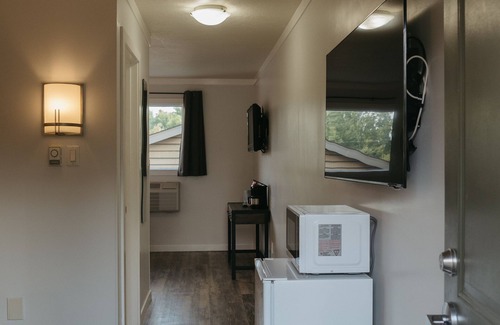 Keewatin Hotel | Nature's Inn Kenora