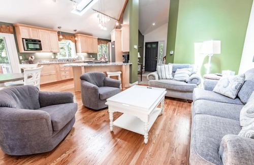 Charlevoix House | Nature's Nook - Hot Tub! - walk to Lake Michigan!