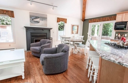 Charlevoix House | Nature's Nook - Hot Tub! - walk to Lake Michigan!