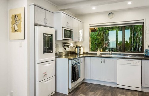 Waiatarua House | Nature's Nook with spa, deck and views