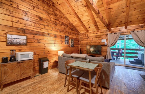 South Bloomingville Cabin | Nature's Paradise: Pet friendly couples cabin w/hot tub in Hocking Hills