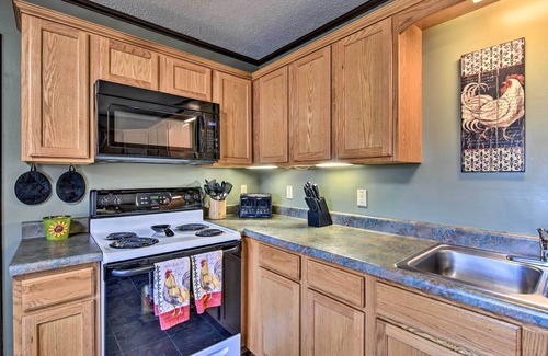 Whittier Cabin | 'Nature's Retreat' w/Hot Tub: 7 Mi to Bryson City