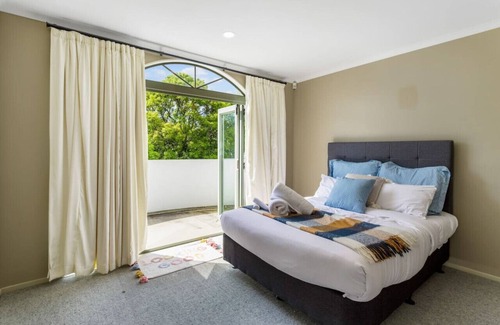 Manurewa House | Nature Serenity Getaway with pool, deck & gardens