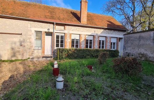 Bucy-Saint-Liphard Cottage | Nature stay near Orleans with animals and pond