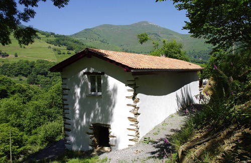 Arneguy House | Nature vacation in a 17th century stone barn.