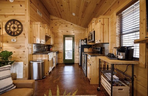 Hochatown Cabin | Natures Gem-Cozy 1 Bedroom/Couple Getaway/Hot Tub/Perfect Location