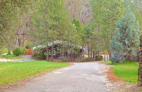 Oakhurst House | Natures River walk, 9 Miles To Yosemite, 3 to Bass Lake,Riverfront 2200 sq. ft.