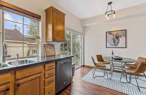 Southside House | NAU/DT | Elevated 2 bdrm | Sleeps 6 | Dog Friendly
