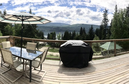 Anglemont Cabin | Nauti Cabin with HOT TUB! - Shuswap Vacations and Sledding Accommodation