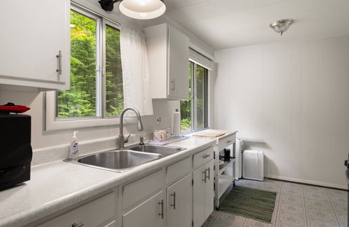 Northport House | Nautical 2-bedroom house with WiFi, AC, Water View in welcoming Northport