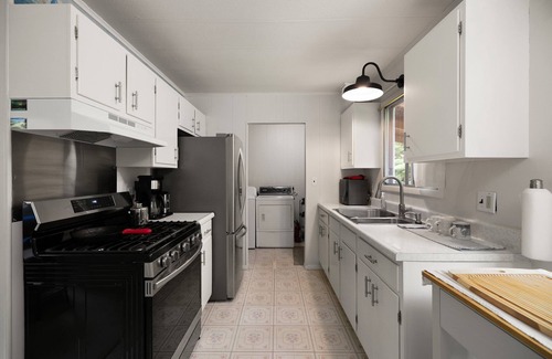 Northport House | Nautical 2-bedroom house with WiFi, AC, Water View in welcoming Northport