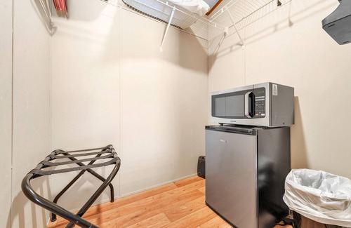 Kingston Apartment | Nautical Nest - 1 Bedroom Hotel Room by The Lodges at Fossil Creek