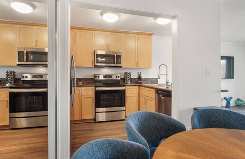 Silver Strand Apartment | Nautical Nest - Walkable Waterfront Stay