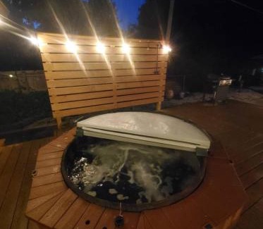 Racine House | Nautical Splash Pad Spacious 3bdrm Cedar Hot tub Wifi Hulu DisneyPlus Coffee Espresso Bar