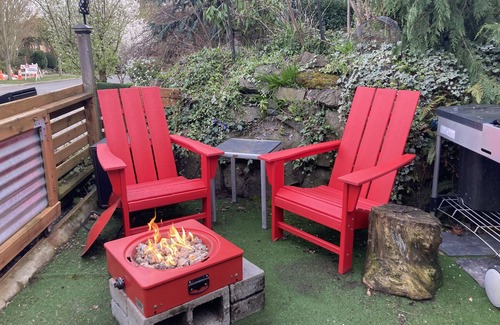 Whittier Heights Apartment | Nautical Theme, Clean, Romantic, Fire Pit, 420 & small pet friendly,near dining