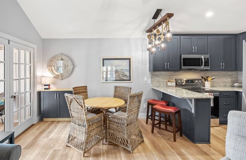 Laguna Beach Estates House | Nautical Updated Cottage Sleeps 4, Steps away from the Beach!