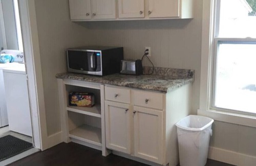 Niota Cottage | Nauvoo Country Cottage - Sleeps 12