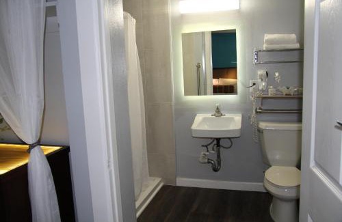 West Hills Hotel | Naval Suites