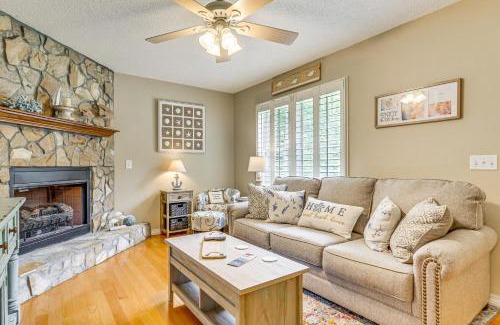 Navarre House | Navarre Home with Palm Tree Views about 4 Mi to Beach!