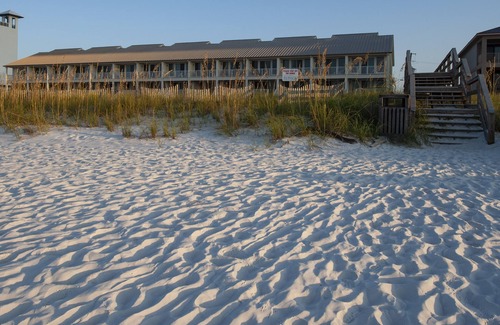 Navarre Beach Condo | Navarre Manor: Steps from the beach!