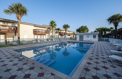 Navarre Beach Condo | Navarre Manor: Steps from the beach!