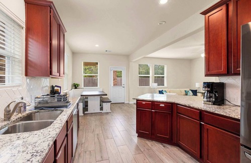 Baytown House | Navigate Stays Family Fun HQ Near It All - Sleeps 10