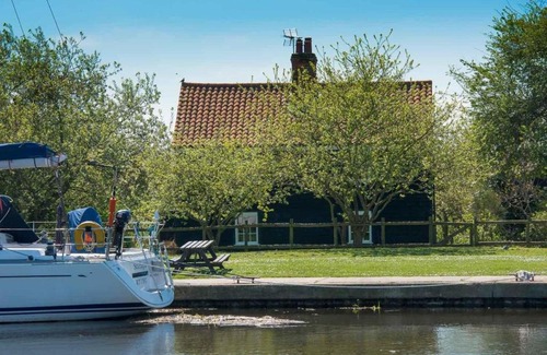 Beckingham House | Navigation Cottage on the Historic Sea Lock overlooking the Nature Reserve
