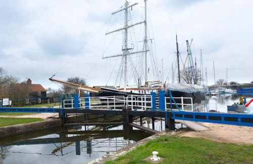 Beckingham House | Navigation Cottage on the Historic Sea Lock overlooking the Nature Reserve