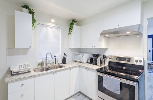 East Windsor House | Navy gold dream - 2 bedroom house w/work station