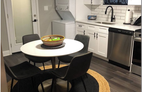 South Shore House | nCharming 2-bedroom space with AC, WiFi in amazing Chicago