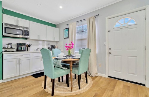 Seffner Community Alliance House | nColorful & Comfy Retreat: Close to Tampa ~ Parking