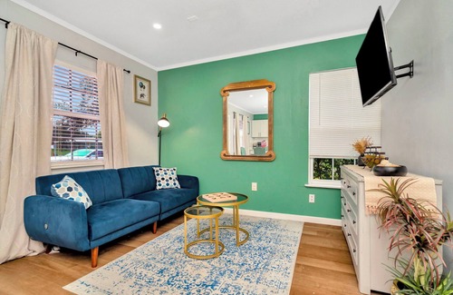 Seffner Community Alliance House | nColorful & Comfy Retreat: Close to Tampa ~ Parking