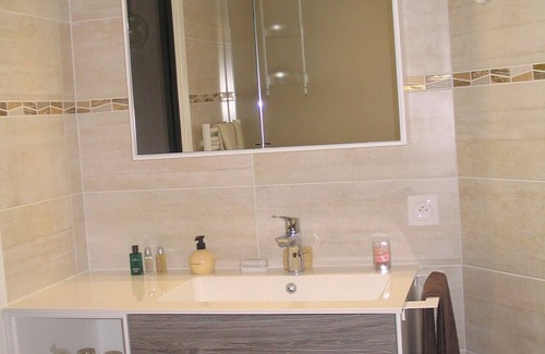 Bourg-Blanc House | nComfortable, quiet room in an independent private house.